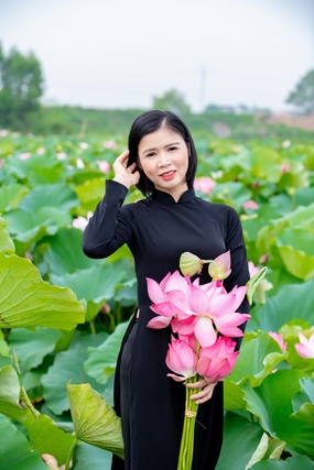 夏日荷塘越南黑色奥黛美女图片